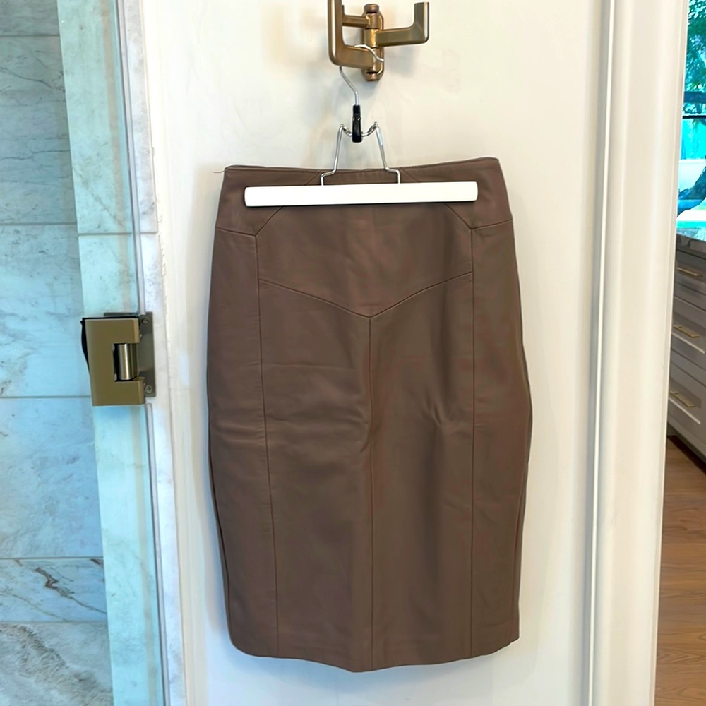 Reiss Leather Pencil skirt in Tan